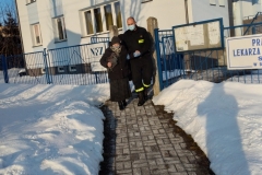 Strażacy pomagają dotrzeć do punktów szczepień osobom, które nie mogą tam dojechać we własnym zakresie