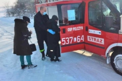 Strażacy pomagają dotrzeć do punktów szczepień osobom, które nie mogą tam dojechać we własnym zakresie