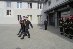 Uroczysta zmiana służby z okazji Dnia Flagi - poczet flagowy