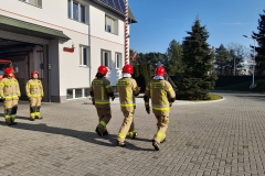 Uroczysty apel z okazji Święta Niepodległości - przemarsz pocztu flagowego