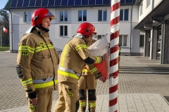 Uroczysty apel z okazji Święta Niepodległości - przygotowanie flagi do wciągnięcia na maszt