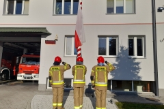 Uroczysty apel z okazji Święta Niepodległości - podniesienie flagi
