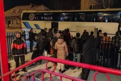 Podróżujący wsiadają do zastępczego autokaru