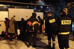 Podróżujący wsiadają do zastępczego autokaru
