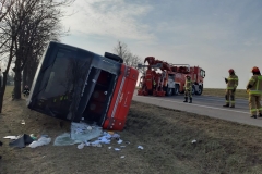 Autokar po wypadku na drodze krajowej w miejscowości Siedliszczki