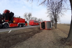 Autokar po wypadku na drodze krajowej w miejscowości Siedliszczki