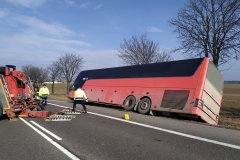 Podnoszenie autokaru po wypadku na drodze krajowej w miejscowości Siedliszczki
