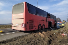 Autokar po wypadku na drodze krajowej w miejscowości Siedliszczki