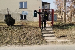 Strażacy z jednostek Ochotniczych Straży Pożarnych z terenu powiatu świdnickiego prowadzą kolportaż ulotek informacyjnych na temat szczepień przeciwko COVID-19