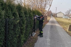 Strażacy z jednostek Ochotniczych Straży Pożarnych z terenu powiatu świdnickiego prowadzą kolportaż ulotek informacyjnych na temat szczepień przeciwko COVID-19