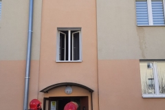 Strażacy udający się do mieszkania objętego pożarem