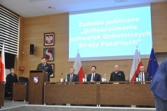 Uroczysta zbiórka, podczas której wręczono promesy przedstawicielom Ochotniczych Straży Pożarnych z terenu powiatu świdnickiego na realizację zadań statutowych