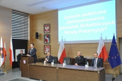 Uroczysta zbiórka, podczas której wręczono promesy przedstawicielom Ochotniczych Straży Pożarnych z terenu powiatu świdnickiego na realizację zadań statutowych