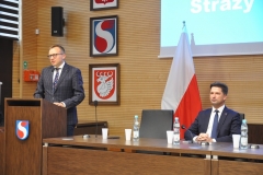 Uroczysta zbiórka, podczas której wręczono promesy przedstawicielom Ochotniczych Straży Pożarnych z terenu powiatu świdnickiego na realizację zadań statutowych