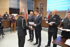 Uroczysta zbiórka, podczas której wręczono promesy przedstawicielom Ochotniczych Straży Pożarnych z terenu powiatu świdnickiego na realizację zadań statutowych
