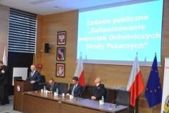 Uroczysta zbiórka, podczas której wręczono promesy przedstawicielom Ochotniczych Straży Pożarnych z terenu powiatu świdnickiego na realizację zadań statutowych
