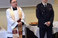 Komendnat Powiatowy PSP i kapelan świdnickich strażaków