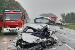 Zderzenie samochodów na drodze krajowej w miesjcowości Brzezice