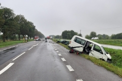 Zderzenie samochodów na drodze krajowej w miesjcowości Brzezice