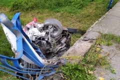 Pojazd po przebiciu barier i upadku z mostu