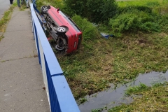 Pojazd po przebiciu barier i upadku z mostu