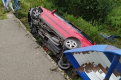 Pojazd po przebiciu barier i upadku z mostu