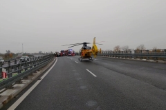 Czołowe zdarzenie dwóch pojazdów osobowych na drodze ekspresowej pomiędzy węzłami Piaski Wschód a Piaski Zachód