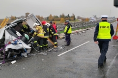 Czołowe zdarzenie dwóch pojazdów osobowych na drodze ekspresowej pomiędzy węzłami Piaski Wschód a Piaski Zachód