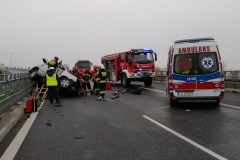 Czołowe zdarzenie dwóch pojazdów osobowych na drodze ekspresowej pomiędzy węzłami Piaski Wschód a Piaski Zachód