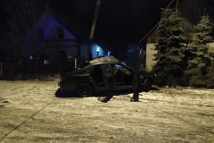 Wypadek auta uderzając w słup energetyczny