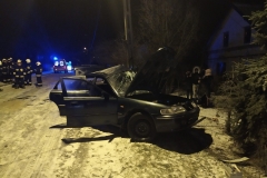 Wypadek auta uderzając w słup energetyczny